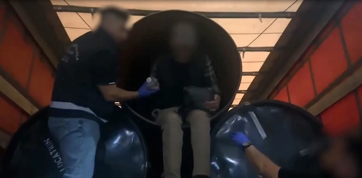 Kapıkule’de çelik borulardan 5 kaçak göçmen ve aranan şüpheli çıktı

