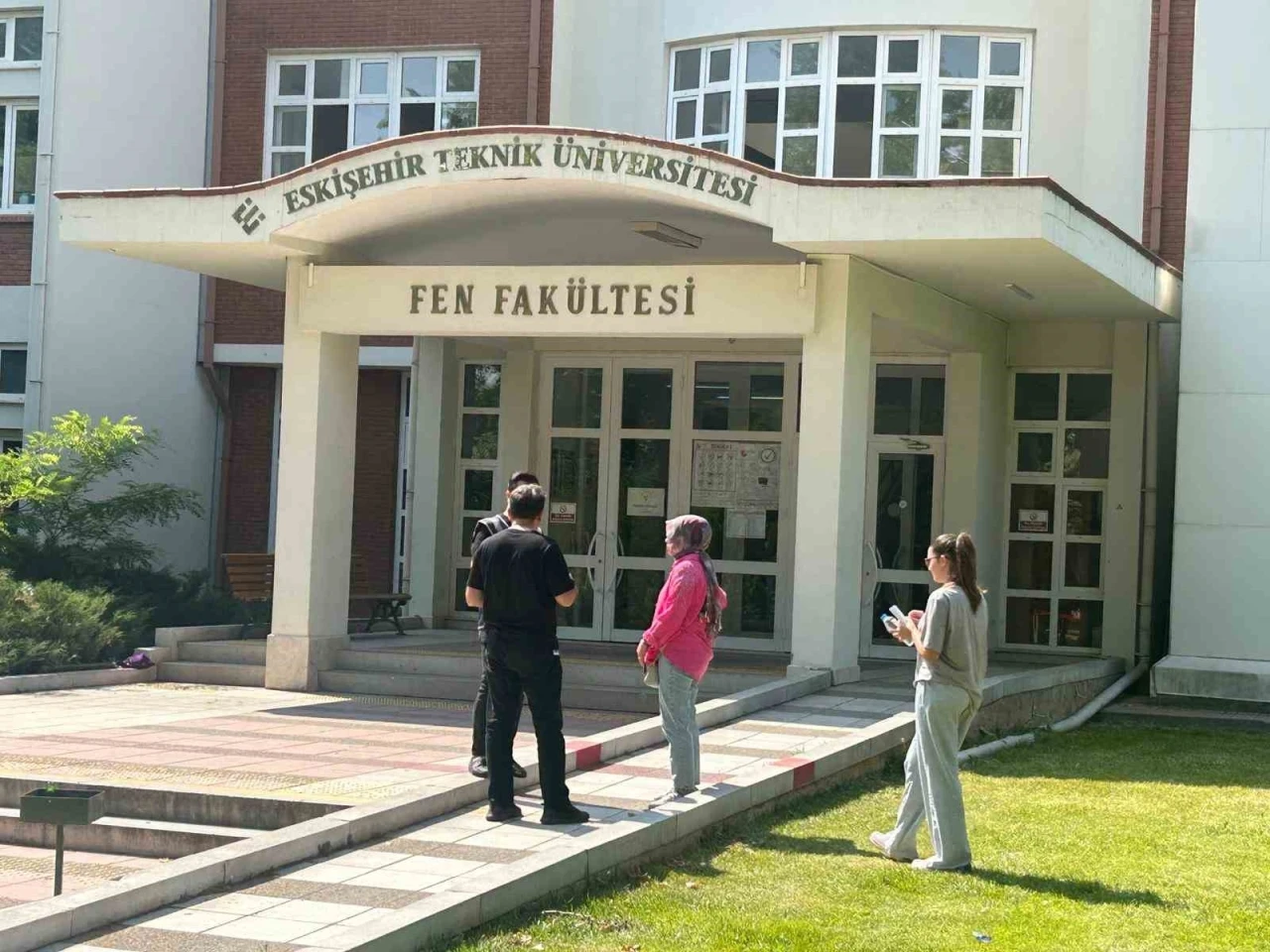 Kapılar kapatıldıktan 10 dakika sonra gelen aday YKS’ye giremedi
