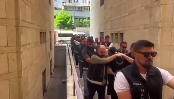 Kapıları ko&ccedil;başlarıyla kırdılar, &ccedil;atı katında uyuşturucu yakaladılar: 79 tutuklama
