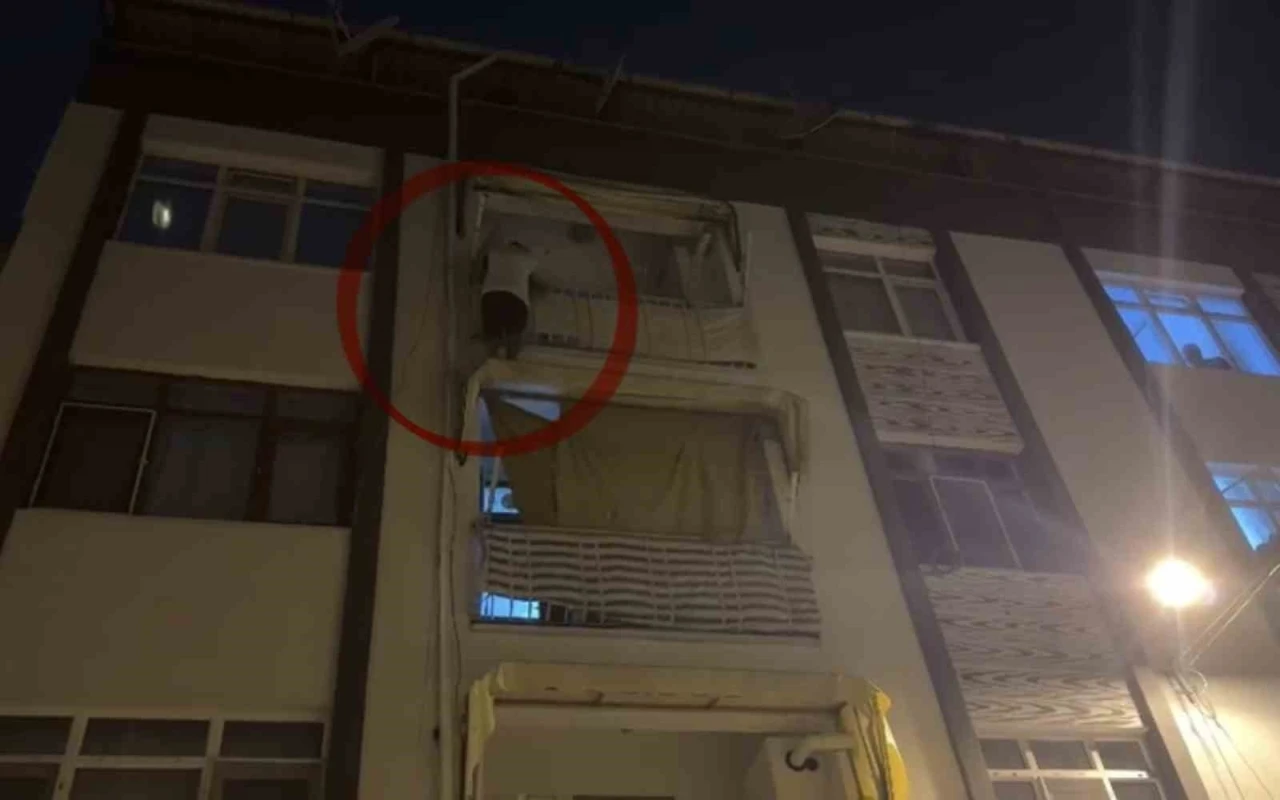 Kapısına gelen sivil polislerden korkup balkona &ccedil;ıkarak y&uuml;rekleri ağza getirdi
