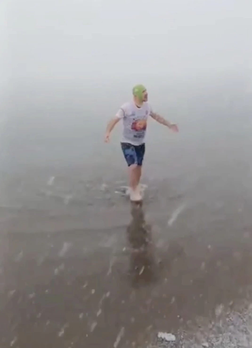 Kar altında denize girip y&uuml;zd&uuml; attı
