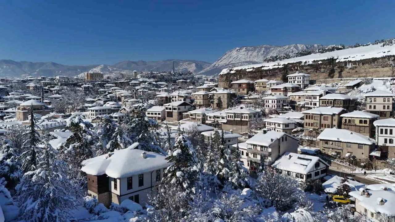 Kar altında masalsı g&ouml;r&uuml;nt&uuml;ler sunan UNESCO Kenti Safranbolu dron ile g&ouml;r&uuml;nt&uuml;lendi
