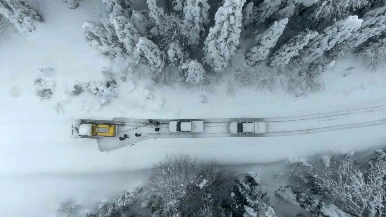 Kar altındaki k&ouml;y yollarında "kar savaş&ccedil;ıları"ndan yoğun mesai
