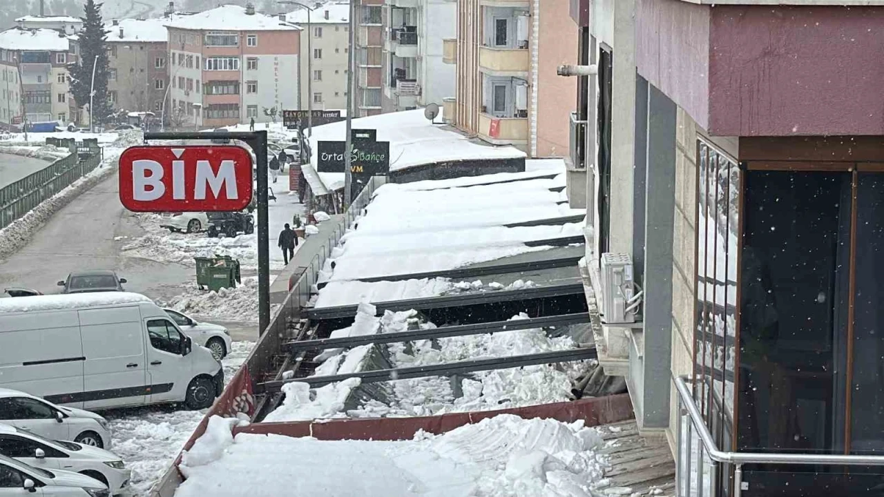 Kar birikintisi zincir marketin &ccedil;atısını &ccedil;&ouml;kertti
