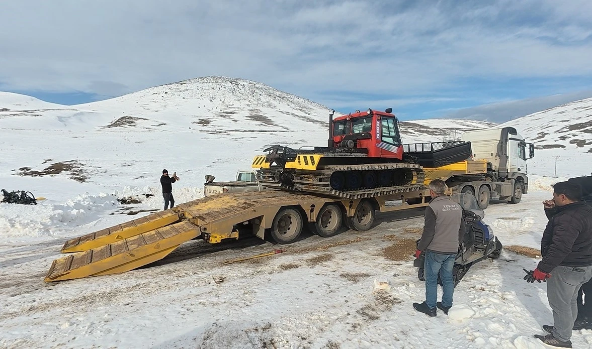 Kar kalınlığı 1 metreye ulaştı, kayak tesisi sezon a&ccedil;ılışına hazırlanıyor
