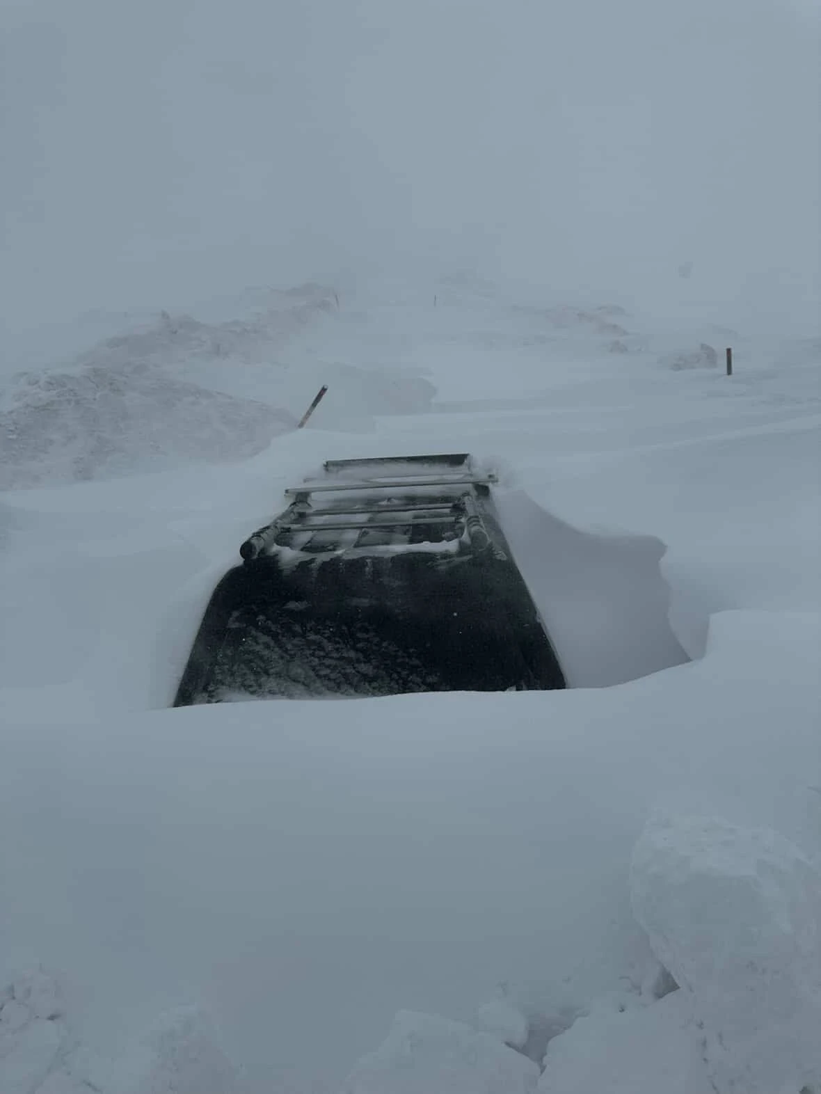 Kar kalınlığı 2 metreyi buldu, ara&ccedil;lar kara g&ouml;m&uuml;ld&uuml;
