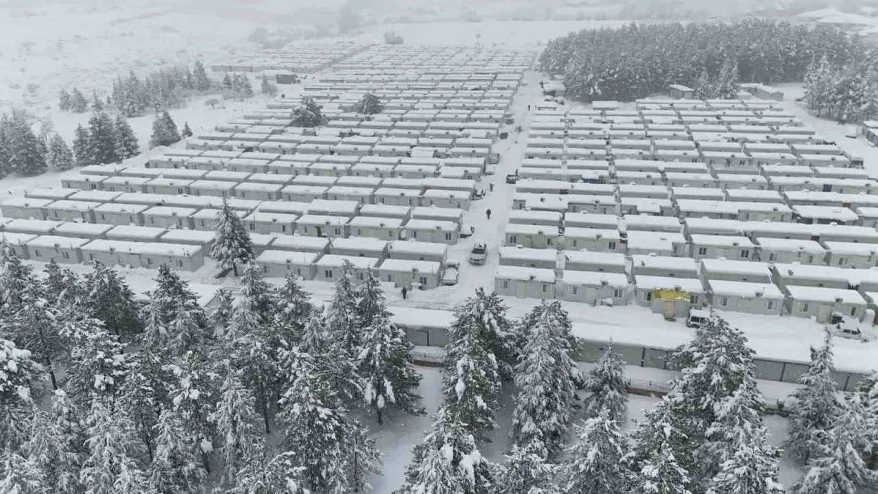 Kar kalınlığının 1 metreyi bulduğu Doğanşehir havadan g&ouml;r&uuml;nt&uuml;lendi
