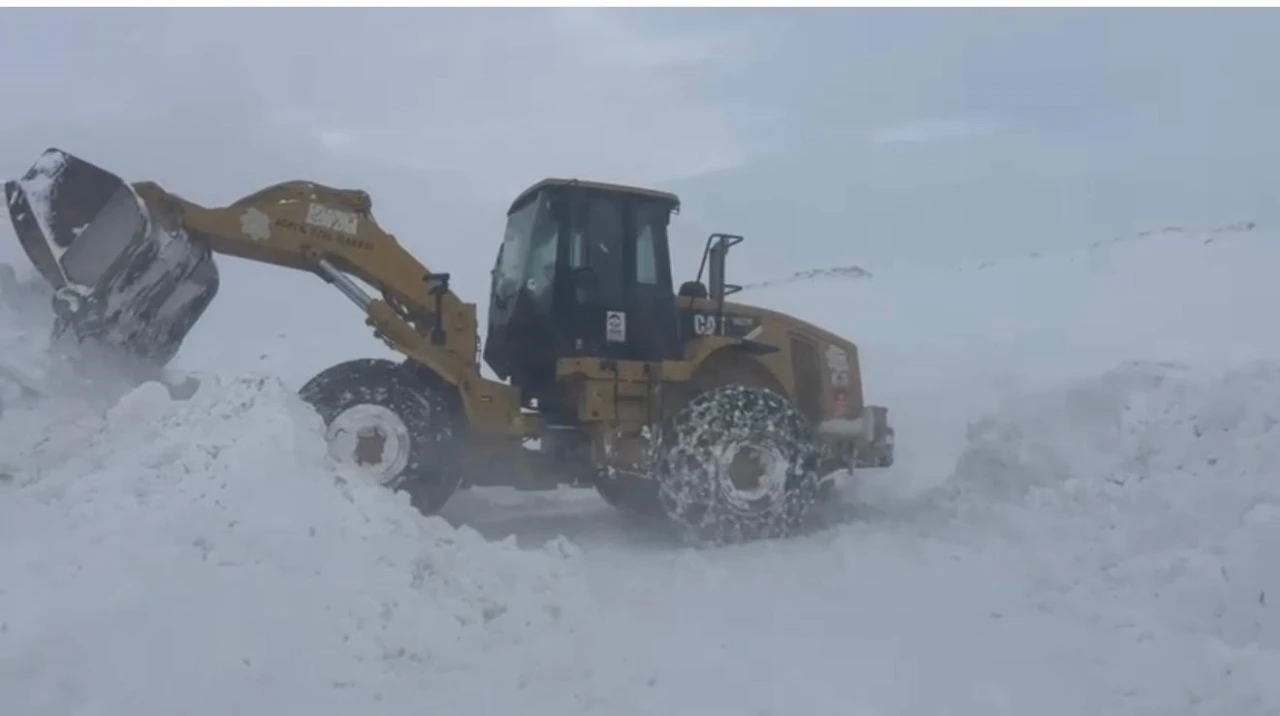 Kar kalınlığının 2 metreyi bulduğu Ağrı&rsquo;da ekiplerin zorlu mesaisi
