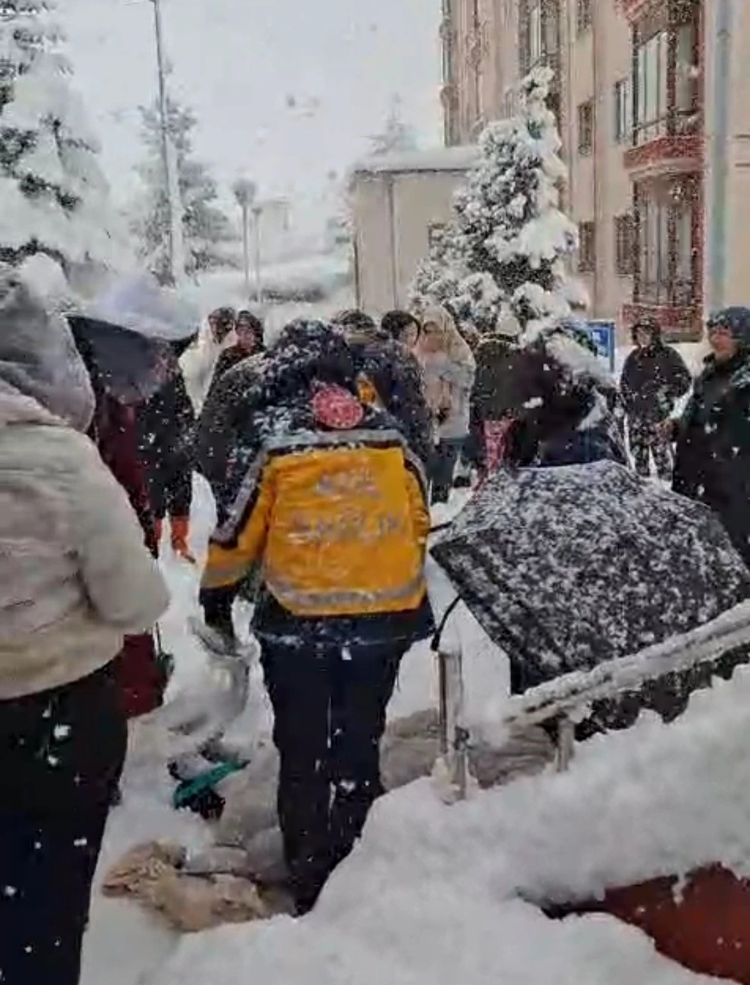 Kar kaplı merdivenden d&uuml;şen &ouml;ğrenci yaralandı
