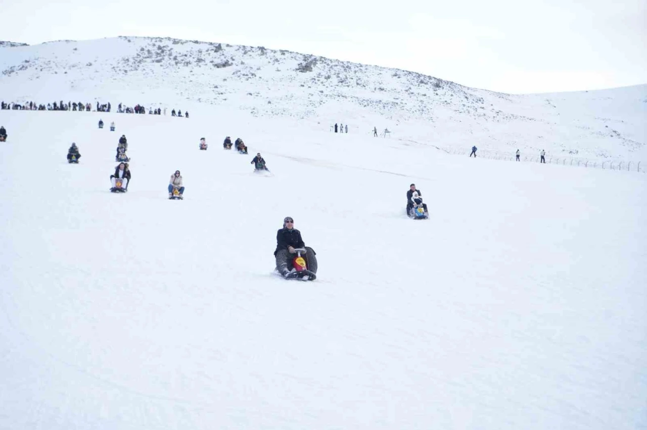 Kar keyfi Keten&ccedil;imen Kayak Merkezi&rsquo;nde yaşandı
