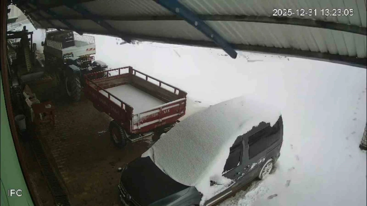 Kar k&uuml;tlesini taşıyamayan &ccedil;atı ara&ccedil;ların &uuml;zerine &ccedil;&ouml;kt&uuml;
