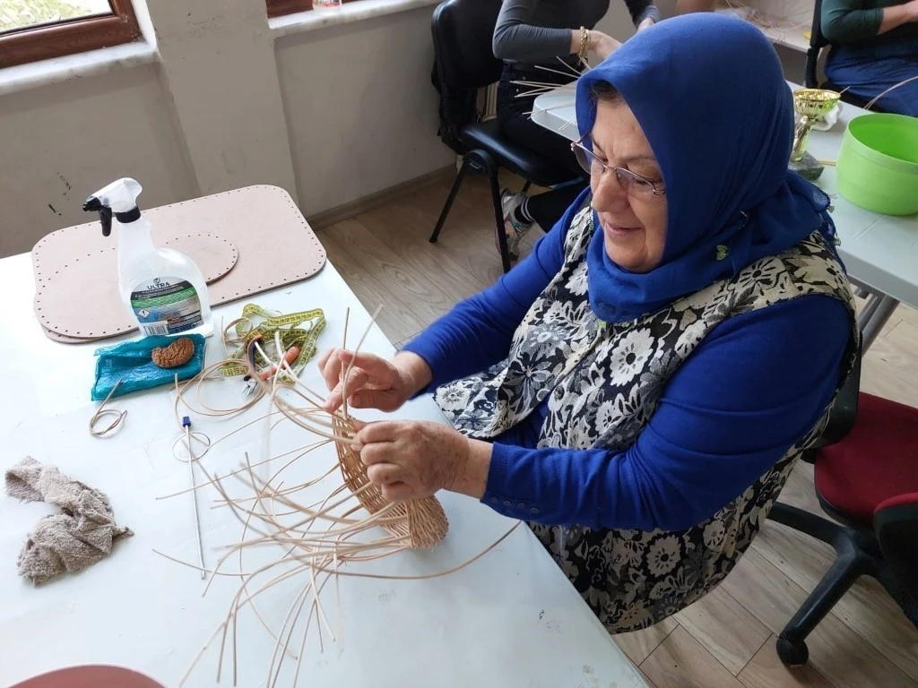 KAR-MEK’te üretken eller iş başında

