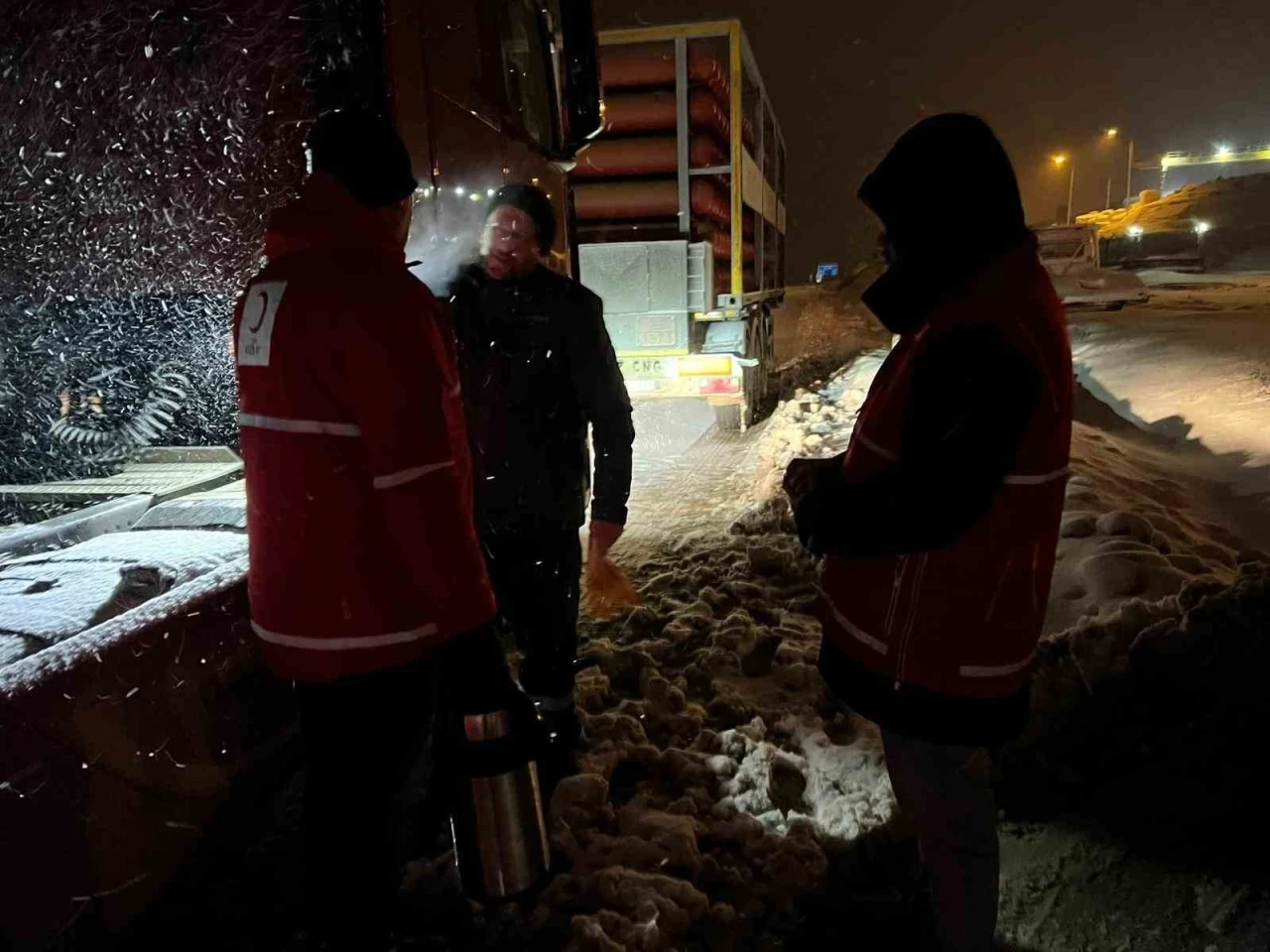 Kar sebebiyle kapanan yolda ekiplerden vatandaşlara sıcak i&ccedil;ecek ikramı
