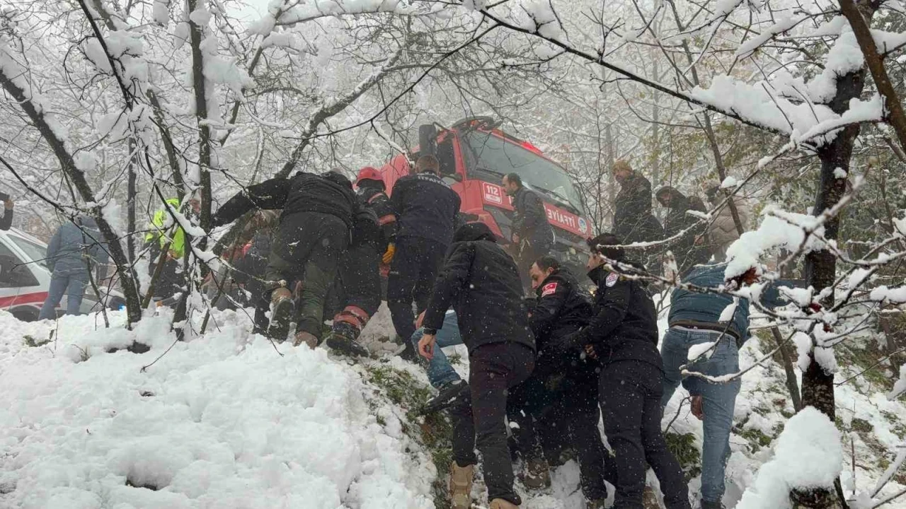Kar sebebiyle kayganlaşan yolda kontrolden &ccedil;ıkan otomobil şarampole devrildi: 3 yaralı
