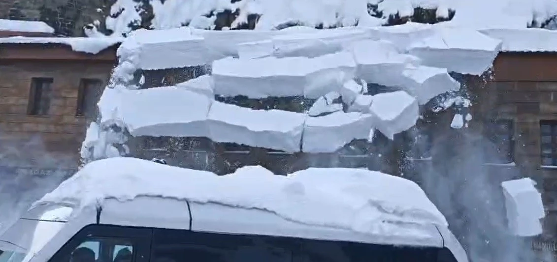 Kar temizliği sırasında facianın eşiğinden d&ouml;n&uuml;ld&uuml;
