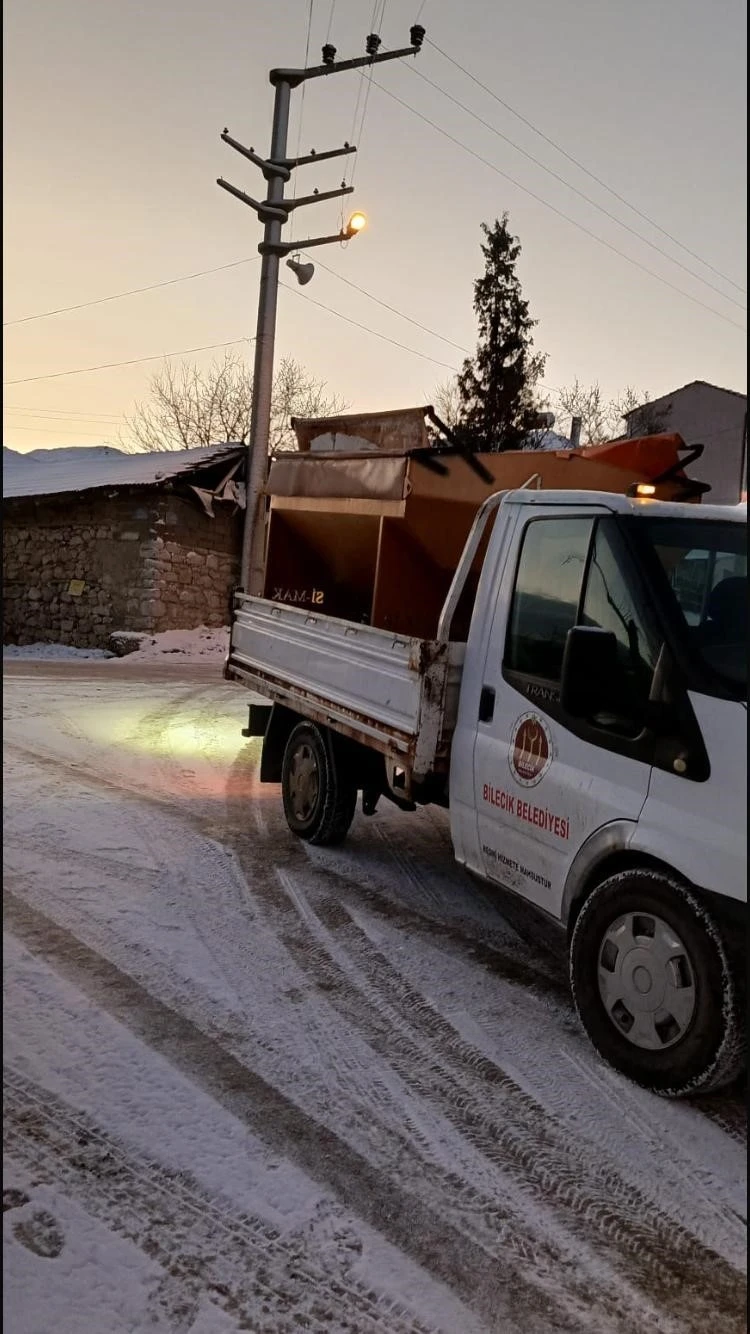 Kar ve don riskine karşı belediye ekipleri gece boyunca sahadaydı
