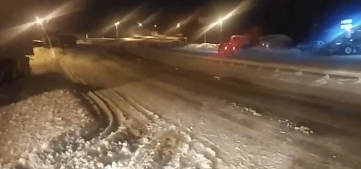 Kar ve tipi nedeniyle kapanan Kayseri-Malatya Karayolu trafiğe a&ccedil;ıldı
