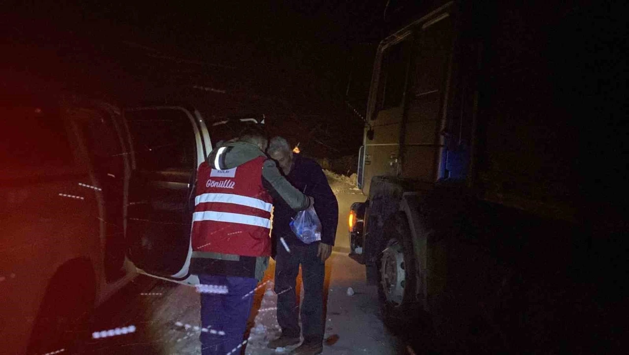 Kar ve tipi nedeniyle Tend&uuml;rek&rsquo;te yolda kalanlara Kızılay yardım ulaştırdı
