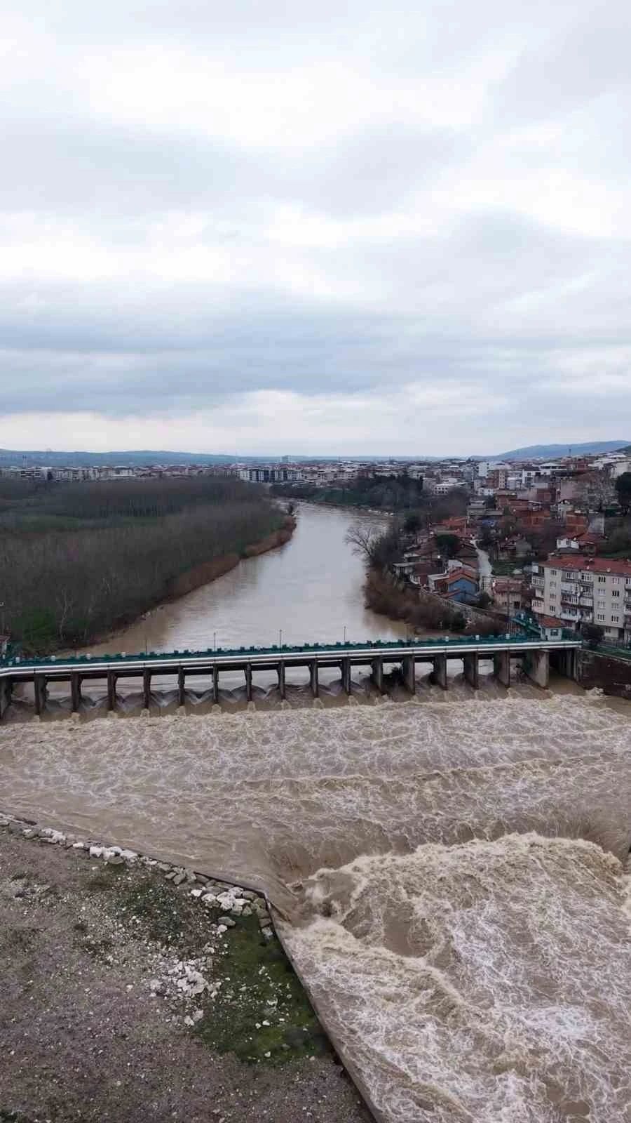 Kar ve yağmurların ardından, Mustafakemalpaşa &Ccedil;ayı coştu
