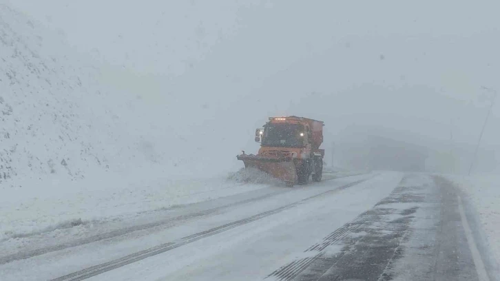 Kar yağışı 3 bin rakımlı Karabet Ge&ccedil;idi&rsquo;nde etkili oluyor
