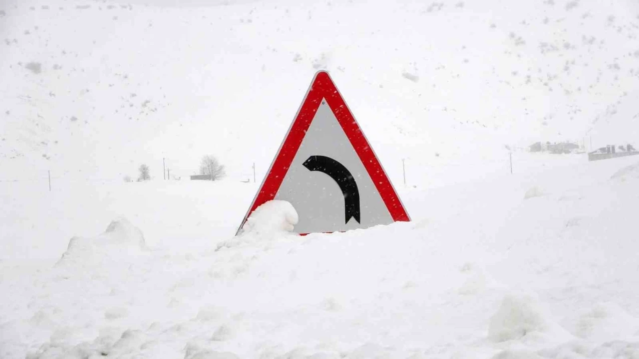 Kar yağışı Bitlis&rsquo;te etkisini artırdı: 100 k&ouml;y yolu ulaşıma kapandı
