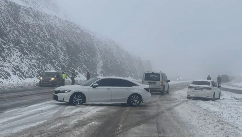 Kar yağışı etkili oldu, Bing&ouml;l&rsquo;de ara&ccedil;lar yolda kaldı
