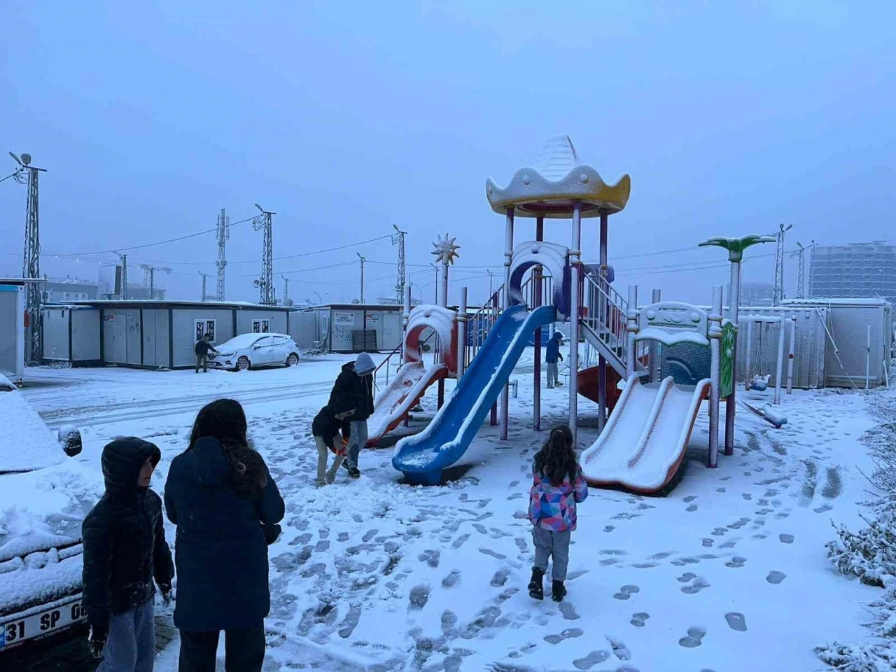 Kar yağışı Hatay&rsquo;ı beyaza b&uuml;r&uuml;d&uuml;, 2 il&ccedil;ede okullar tatil edildi
