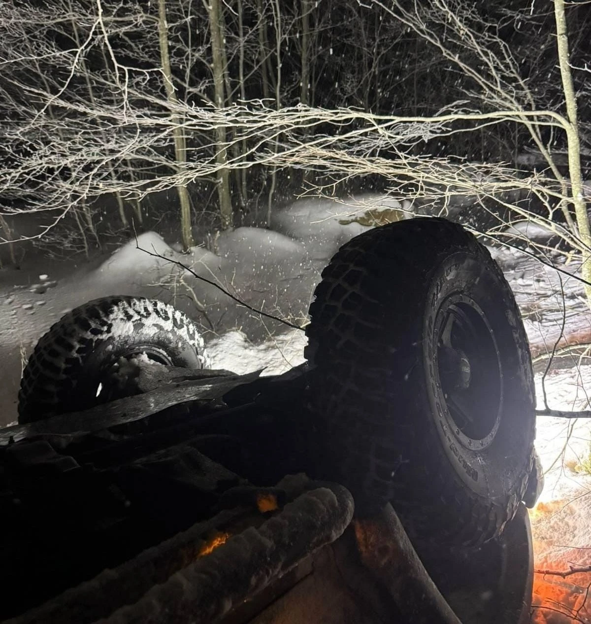 Kar yağışı kazaya neden oldu, İneg&ouml;l&rsquo;de cip u&ccedil;uruma yuvarlandı: 5 yaralı
