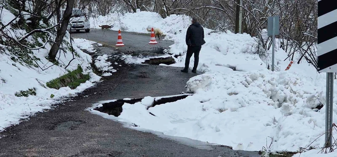 Kar yağışı sonrası mahalle yolu heyelana teslim oldu
