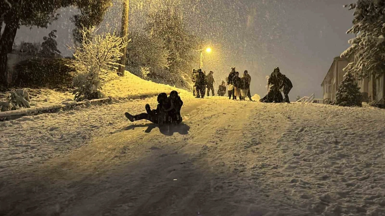 Kar yağışı s&uuml;r&uuml;c&uuml;lere &ccedil;ile, &ccedil;ocuklara eğlence oldu
