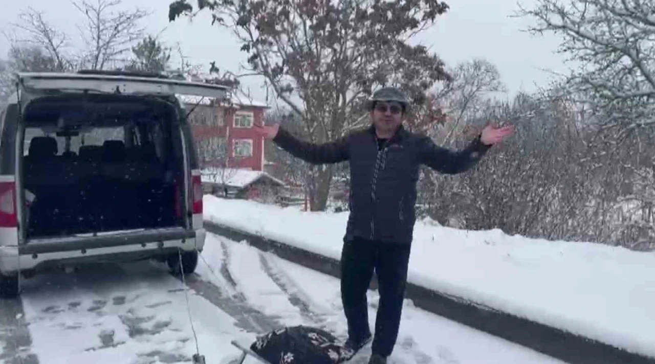 Kar yağışını aracın arkasına bağlanan kızaklarla kutladılar
