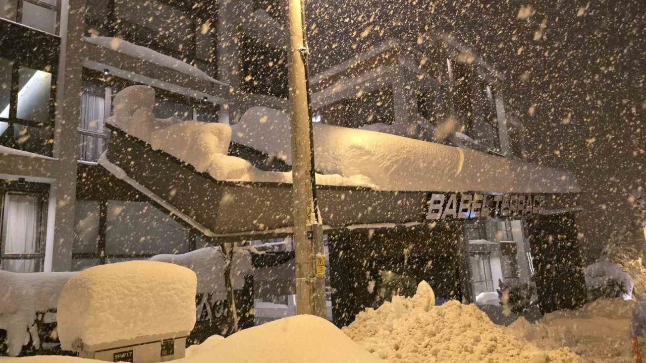 Kar y&uuml;k&uuml;n&uuml; taşıyamayan site giriş tacında yıkılma tehlikesi
