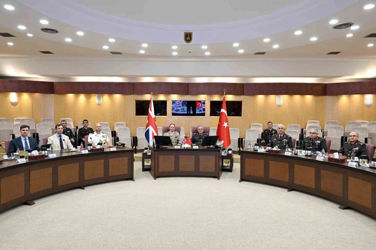 Kara Kuvvetleri Komutanı Tokel, Birleşik Krallık Kara Kuvvetleri Komutanı Orgeneral Walker ile g&ouml;r&uuml;şt&uuml;
