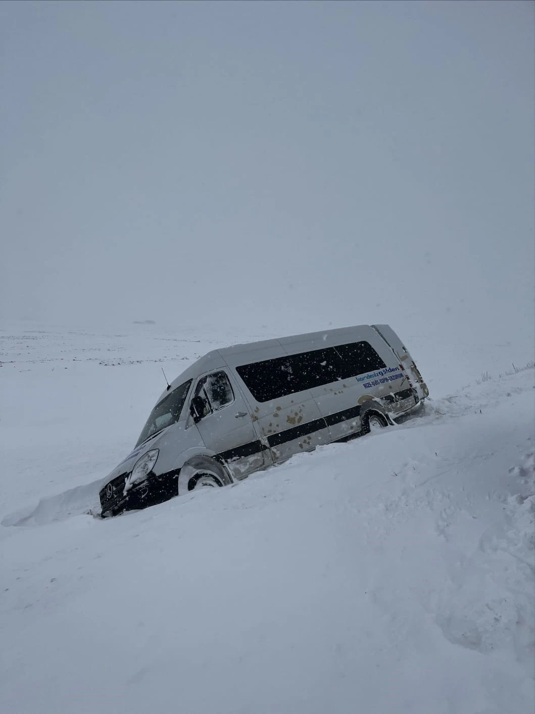 Kara saplanan minib&uuml;steki yolcuları jandarma kurtardı
