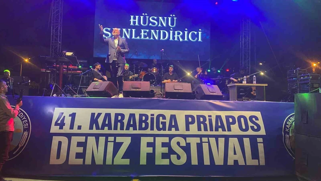Karabiga’da Priapos Deniz Festivali’nde Hüsnü Şenlendirici ve Emre Fel rüzgarı esti
