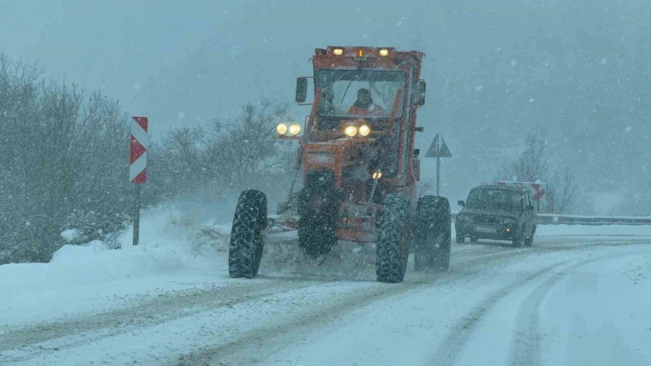 Karab&uuml;k-Bartın kara yolunda kar nedeniyle tırların ge&ccedil;işine izin verilmiyor

