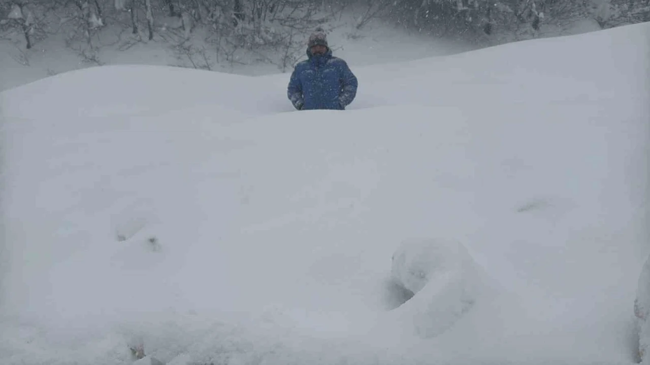 Karab&uuml;k-Bartın yolunda kar kalınlığı 1,5 metreyi aştı
