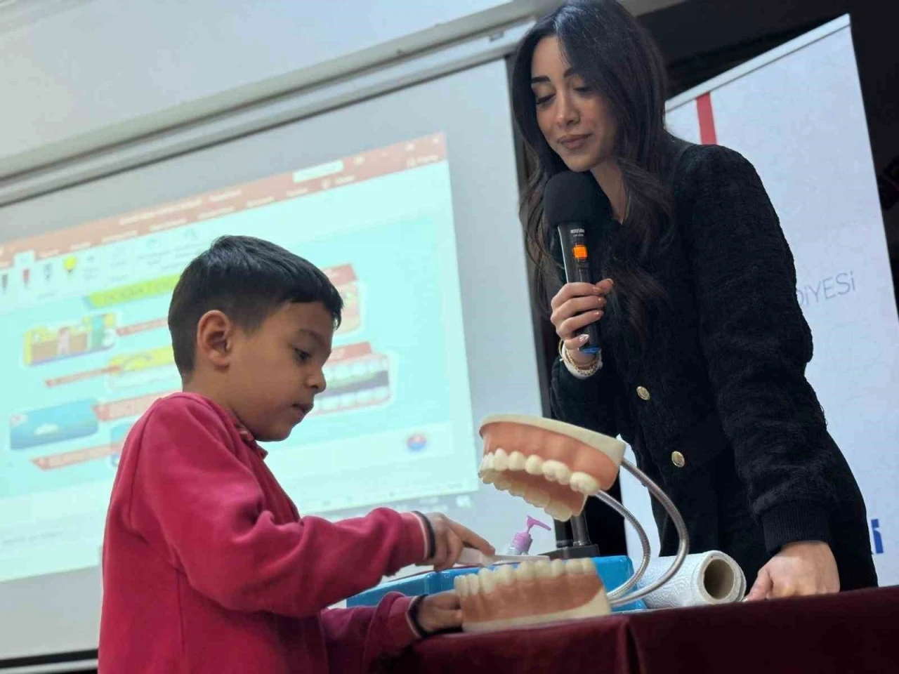 Karab&uuml;k Belediyesi&rsquo;nden &ouml;ğrencilere hijyen etkinliği
