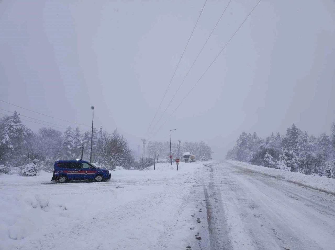Karab&uuml;k&rsquo;te 112 k&ouml;y yolu ukaşıma kapandı
