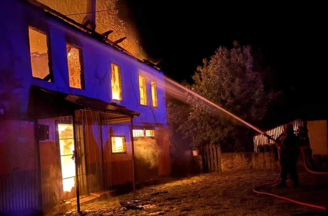 Karabük’te 2 katlı ev alevlere teslim oldu
