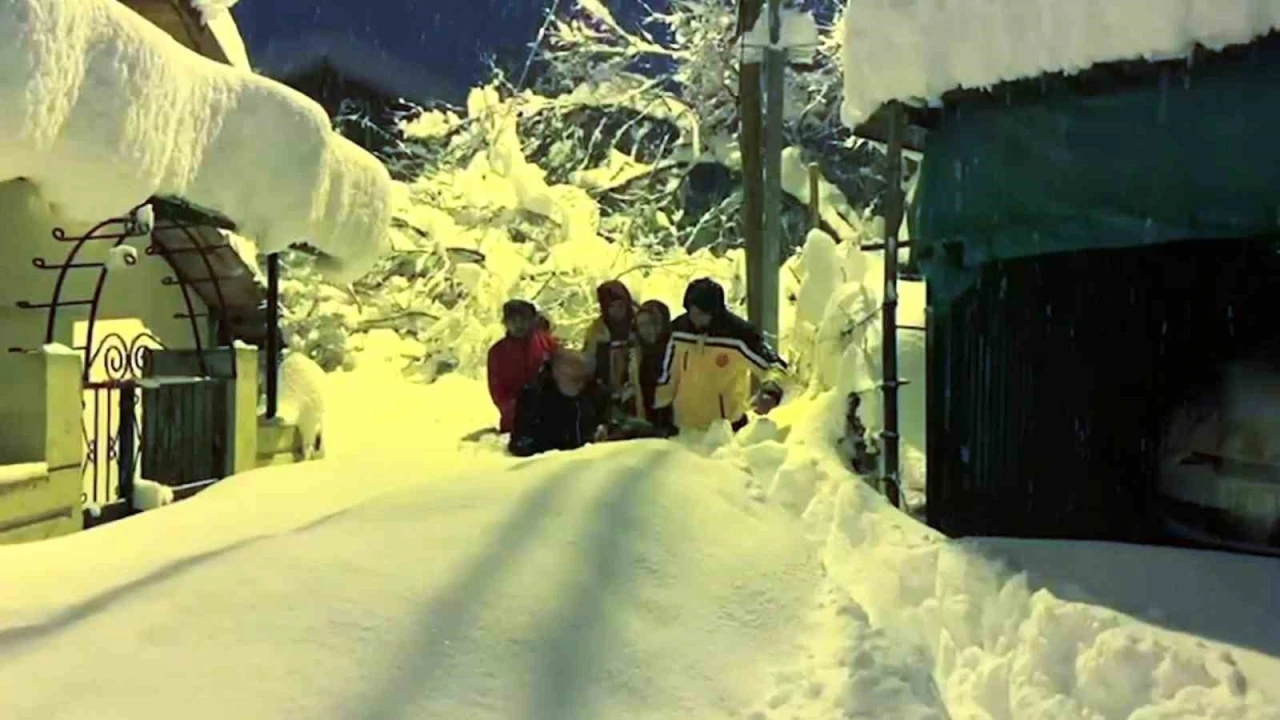 Karab&uuml;k&rsquo;te 80 santimetre karı aşıp yaşlı kadını taşıdılar
