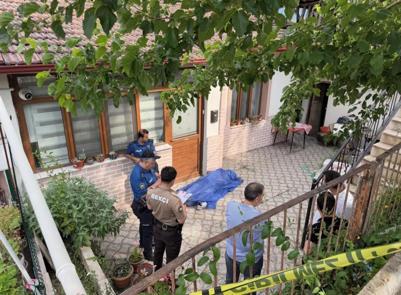 Karab&uuml;k&rsquo;te bir kişi bah&ccedil;ede &ouml;l&uuml; bulundu
