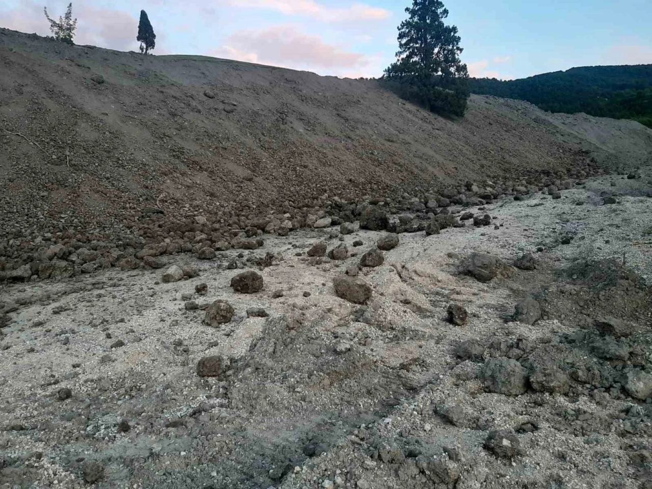 Karabük’te heyelan nedeniyle köy yolu ulaşıma kapandı
