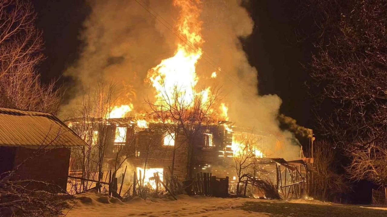 Karab&uuml;k&rsquo;te iki katlı ahşap ev k&uuml;le d&ouml;nd&uuml;

