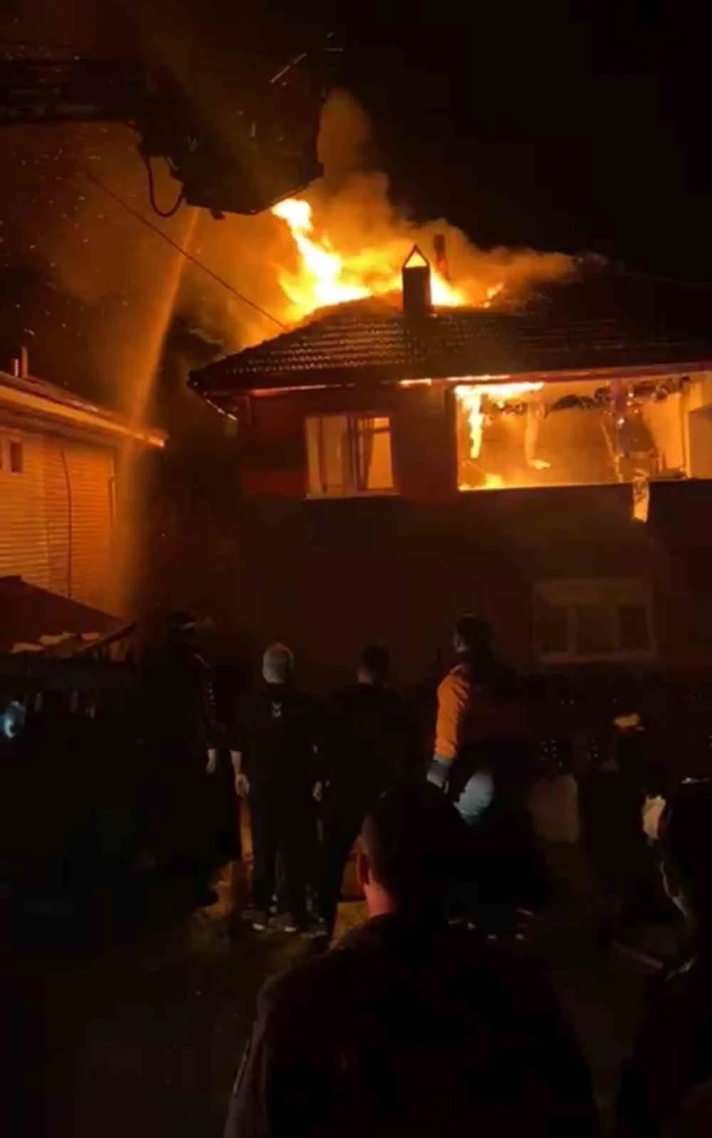 Karab&uuml;k&rsquo;te iki katlı evde korkutan yangın
