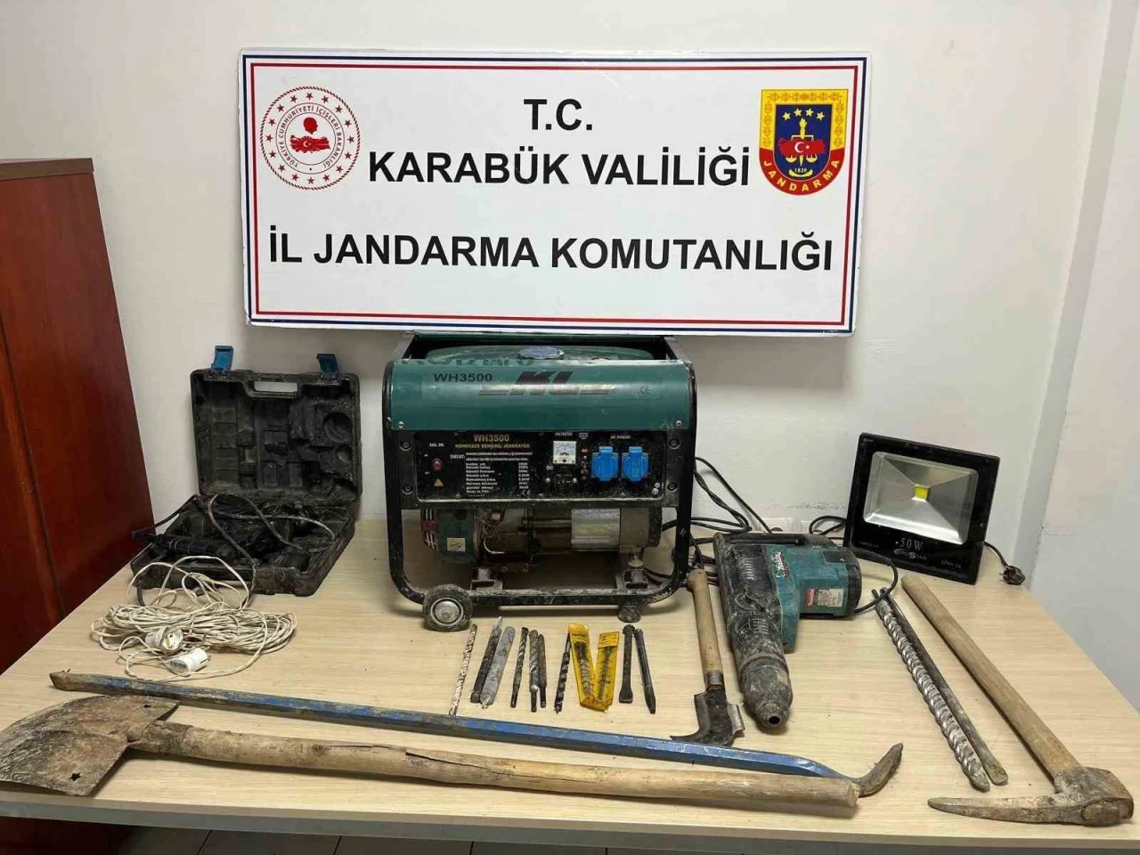 Karabük’te kaçak kazı yapan 4 kişi suçüstü yakalandı
