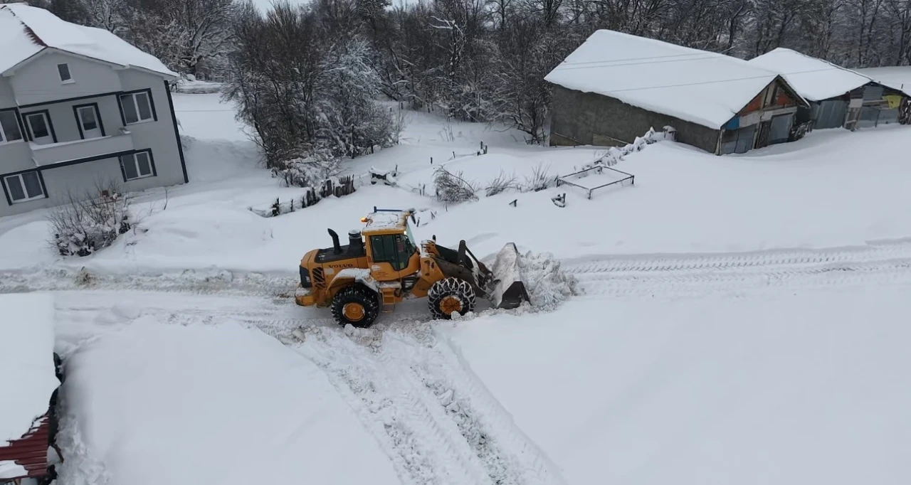 Karab&uuml;k&rsquo;te kapalı 123 k&ouml;y yolu ulaşıma a&ccedil;ıldı
