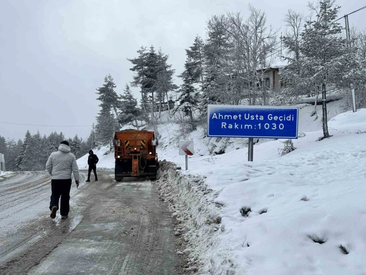 Karab&uuml;k&rsquo;te kar yağışıyla birlikte karayolları &ccedil;alışmalarını s&uuml;rd&uuml;r&uuml;yor
