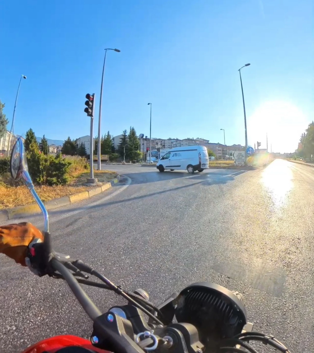 Karab&uuml;k&rsquo;te kırmızı ışık ihlalleri kask kamerasında
