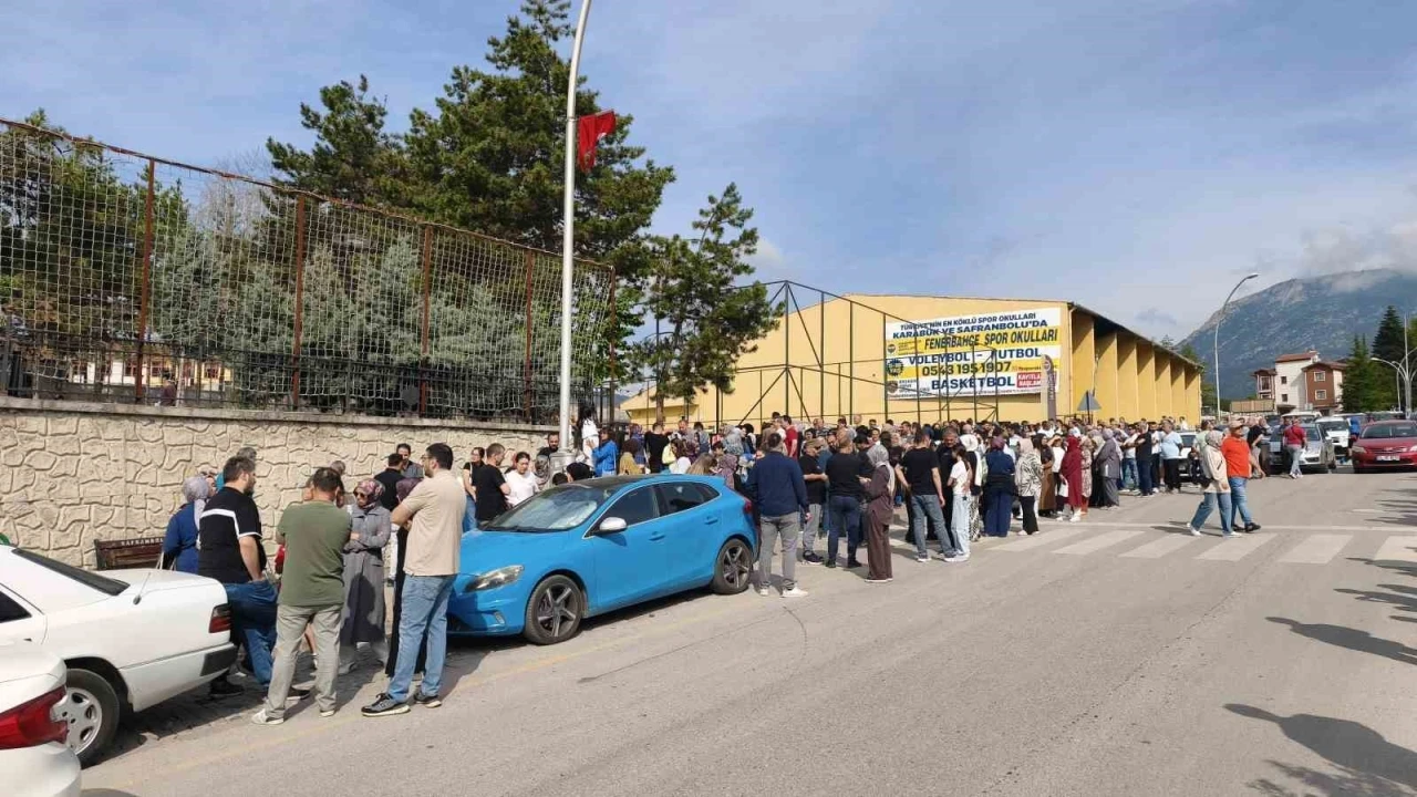 Karab&uuml;k&rsquo;te LGS heyecanı: &Ouml;ğrenciler sınavda, veliler kapıda
